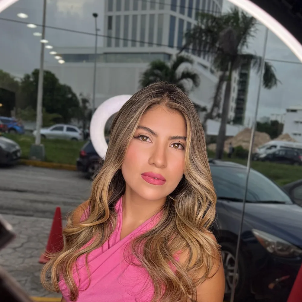 Clienta de AB Estilistas con balayage, afuera del salón